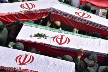 پیکر پاک ۱۰ شهید در شیراز تشییع شد