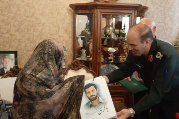 یدار سردار خرّم با خانواده خبرنگار شهید لشکر خوبان / یک دست سلاح و یک دست میکروفن