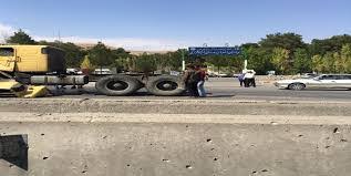 مسدود شدن ۶ ساعته بزرگراهی در اصفهان براثر قیچی کردن ۳ تریلر
