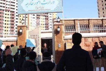 دانشجویان دانشگاه تبریز در مقابل نمایندگی وزارت امور خارجه در تبریز تجمع اعتراض آمیز برگزار کردند