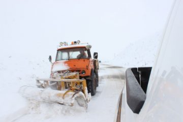 بارش برف راه ارتباطی ۶۰ روستای بستان آباد را مسدود کرد