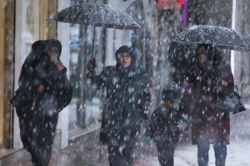 در پی بارش برف فعالیت‌ اکیپ‌های خدمات شهری در سطح تبریز استمرار دارد
