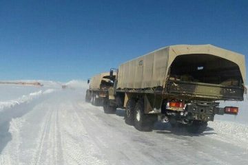 امدادرسانی ارتش  به مناطق گرفتار در برف هشترود و چاراویماق ادامه دارد