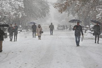 بارش برف در تبریز باردیگر مسوولان را غافلگیر کرد