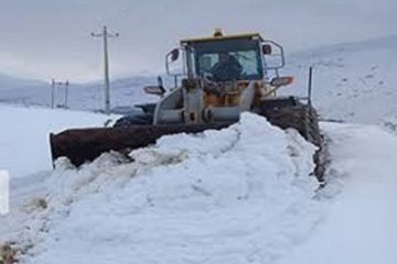 برف راه ارتباطی ۴۰ روستا را در بستان آباد مسدود کرد