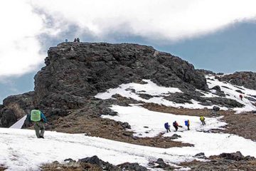 مردم کاشان در روز جهانی کوهنوردی  را در دامنه کوه های کرکس گرامی داشتند