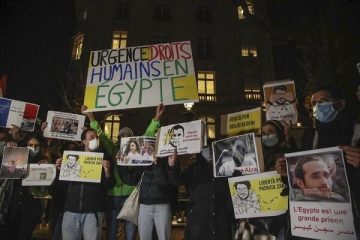 گروه های حقوق بشری در واکنش به سفر عبدالفتاح السیسی به پاریس  تظاهرات کردند