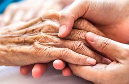 رعایت فاصله فیزیکی و نکات بهداشتی، موجب انزواطلبی و بیماری های روحی سالمندان نشود