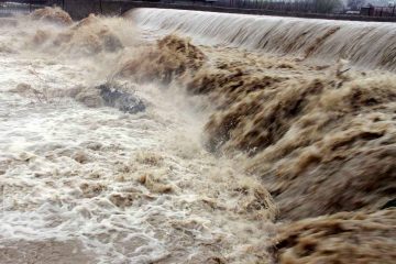 احتمال جاری شدن روان‌آب در مسیل‌ها و بالا آمدن ناگهانی سطح آب رودخانه‌ها