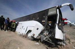 مصدومیت ۱۵ نفر در پی واژگونی اتوبوس در جاده ارتباطی سمنان به سرخه