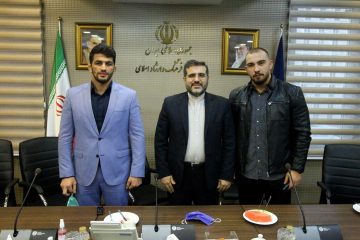 وزیر فرهنگ و ارشاد اسلامی از دوقهرمان کشتی آزاد مسابقات جهانی تجلیل کرد