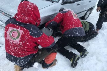 نجات ۸۴ مسافر گرفتار برف و کولاک جاده‌های اشنویه