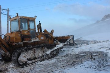 بارش برف و کولاک شدید راه ارتباطی ۷۶ روستای آذربایجان غربی را مسدود کرد