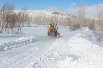 راه‌ ۱۲۰ روستای هشترود پس از یک هفته تلاش راهداران بازگشایی شد