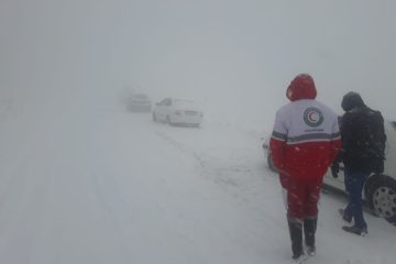 بارش سنگین برف، جاده اندیکا – شهرکرد را مسدود کرد