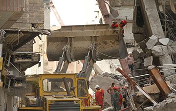 تاکنون پیکر ۲۸ نفر در آواربرداری ریزش ساختمان متروپل آبادان پیدا شده است