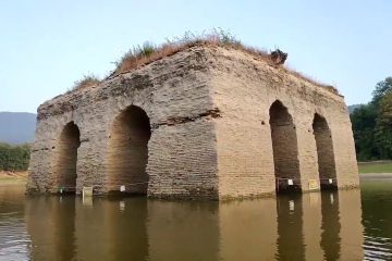 علت شکاف روی بنای تاریخی دریاچه عباس آباد چیست؟