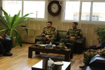 دیدار اعضای گروه ۴۴ توپخانه ارتش با مدیر مخابرات اصفهان ۳۱ 