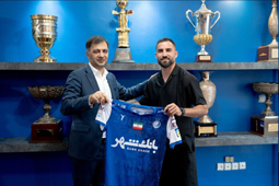 اتفاق عجیب در باشگاه استقلال؛ محمدی دوباره قرارداد امضا کرد