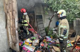 مهار آتش در انبار اسباب‌بازی در خیابان شهران