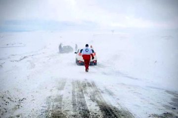 نجات مرد گرفتار در برف و کولاک در مسیر جلفا به تبریز توسط امدادگران هلال احمر آذربایجان شرقی