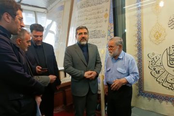 دیدار وزیر فرهنگ با خوشنویس بزرگترین قرآن جهان در مشهد