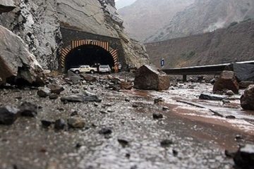 پلیس راه نسبت به ریزش سنگ در محورهای کوهستانی مازندران هشدار داد