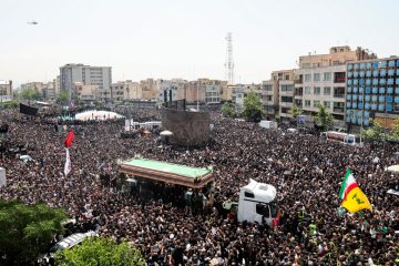 تارنمای خبری تحلیلی The Cradle عنوان کرد: دریای خروشان مردم ایران به یاد ابراهیم رئیسی در خیابان‌ها