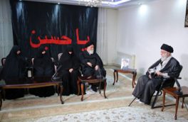 رهبر انقلاب در منزل رئیس‌ جمهور شهید حضور یافت