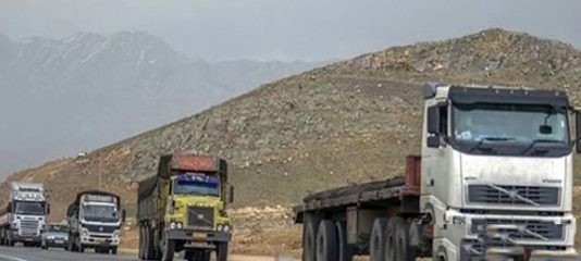 تاجران برای حمل بار رانندگان خارجی را ترجیح  می دهند/ زمین‌گیر شدن ۶۰هزار کامیون ایرانی