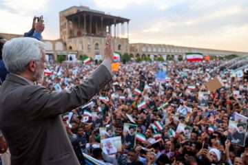 جلیلی در اصفهان:  در نتیجه مذاکرات برخی، دلار از ۳ هزار تومان به ۳۰ هزار تومان رسید