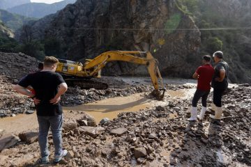 وقوع سیلاب در سوادکوه استان مازندران موجب بسته شدن محور فیروزکوه شد