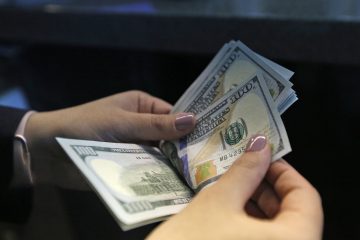 ثبات نرخ دلار و افزایش ۱۰۰ تومانی یورو در مرکز مبادله ارز و طلای ایران