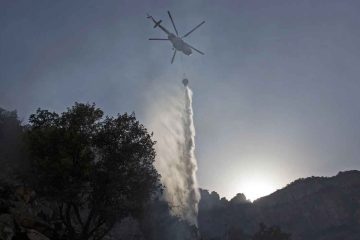  بالگرد آبپاش اعزامی از مدیریت بحران در حال خاموش کردن آتش سوزی ارتفاعات اندیمشک است