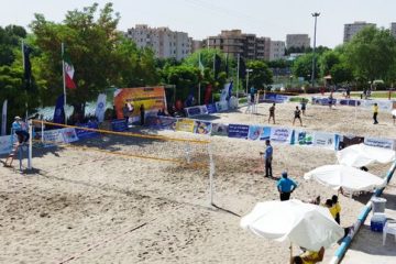 رقابت ۱۲ تیم در مسابقات والیبال ساحلی کاپ آزاد کشور در مراغه