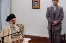 رسانه‌ی KHAMENEI.IR تصویری را به رئیس جمهور منتخب اهداء کرد