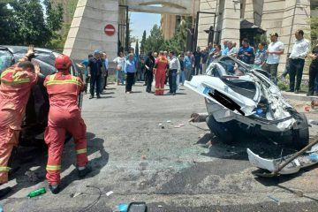 یک کامیونت در سعادت آباد تهران ۱۱ خودرو و یک موتورسیکلت را زیر گرفت