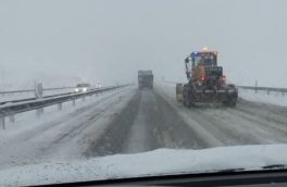 بارش یرف موجب لغزندگی جاده های آذربایجان شرقی شده است