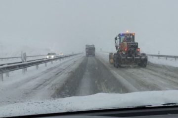 بارش یرف موجب لغزندگی جاده های آذربایجان شرقی شده است