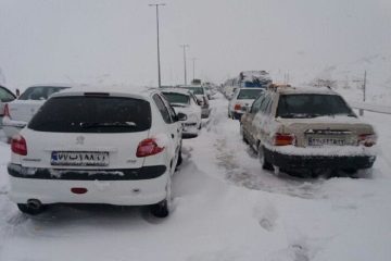 بارش برف در آذربایجان شرقی موجب کندی تردد در جاده ها و محورهای درون شهری شد