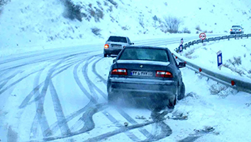 بارش برف و باران در برخی محورهای جاده‌ای در ۱۸ استان وجود دارد