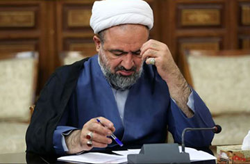 در قوانین کشور هیچ مجازاتی برای توهین به پرچم یا به قهرمانان ملی و فرماندهان شهید نظامی کشور تعیین نشده است